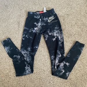 Nike Leg-A-See International Print leggings XS